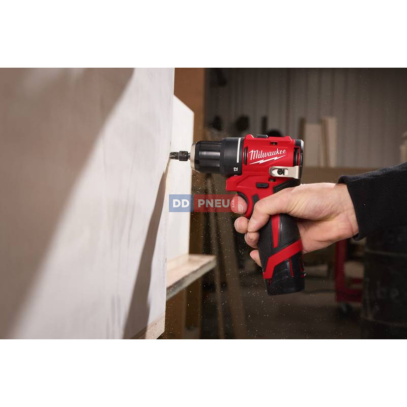 Aku kompaktní bezuhlíkový šroubovák MILWAUKEE M12 BLDDRC-0