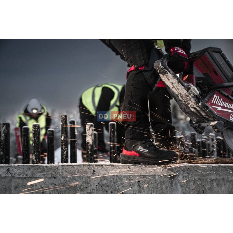 Bezpečnostní boty MILWAUKEE Armourtred™ S3S 1M110111W – kožené, černé, EU 39